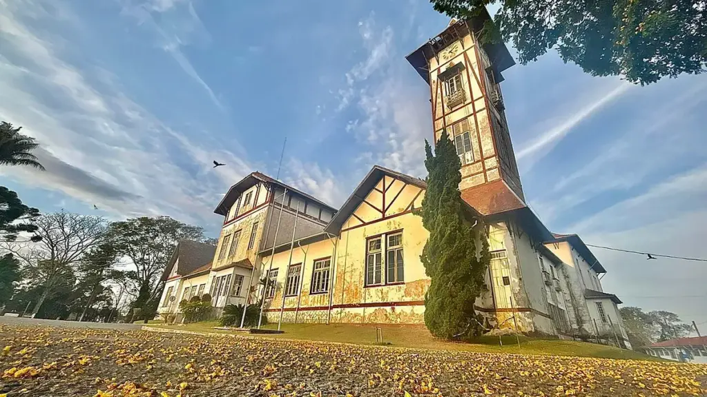Prédio histórico do campus Barbacena do IF Sudeste MG, com torre e jardim