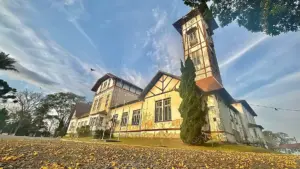 Prédio histórico do campus Barbacena do IF Sudeste MG, com torre e jardim