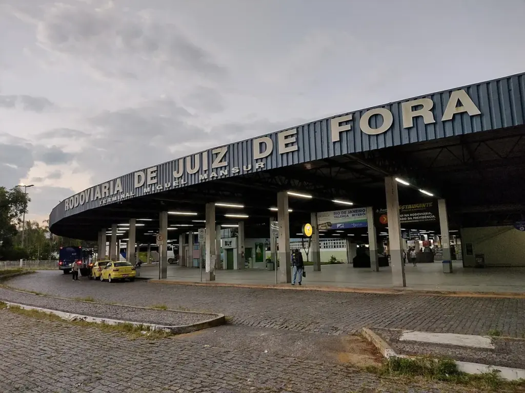 Rodoviária de Juiz de Fora, com a plataforma coberta e táxis na entrada