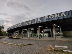 Rodoviária de Juiz de Fora, com a plataforma coberta e táxis na entrada