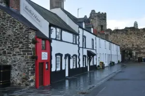 Quay House, a menor casa da Grã-Bretanha, pintada de vermelho, numa rua de Conwy