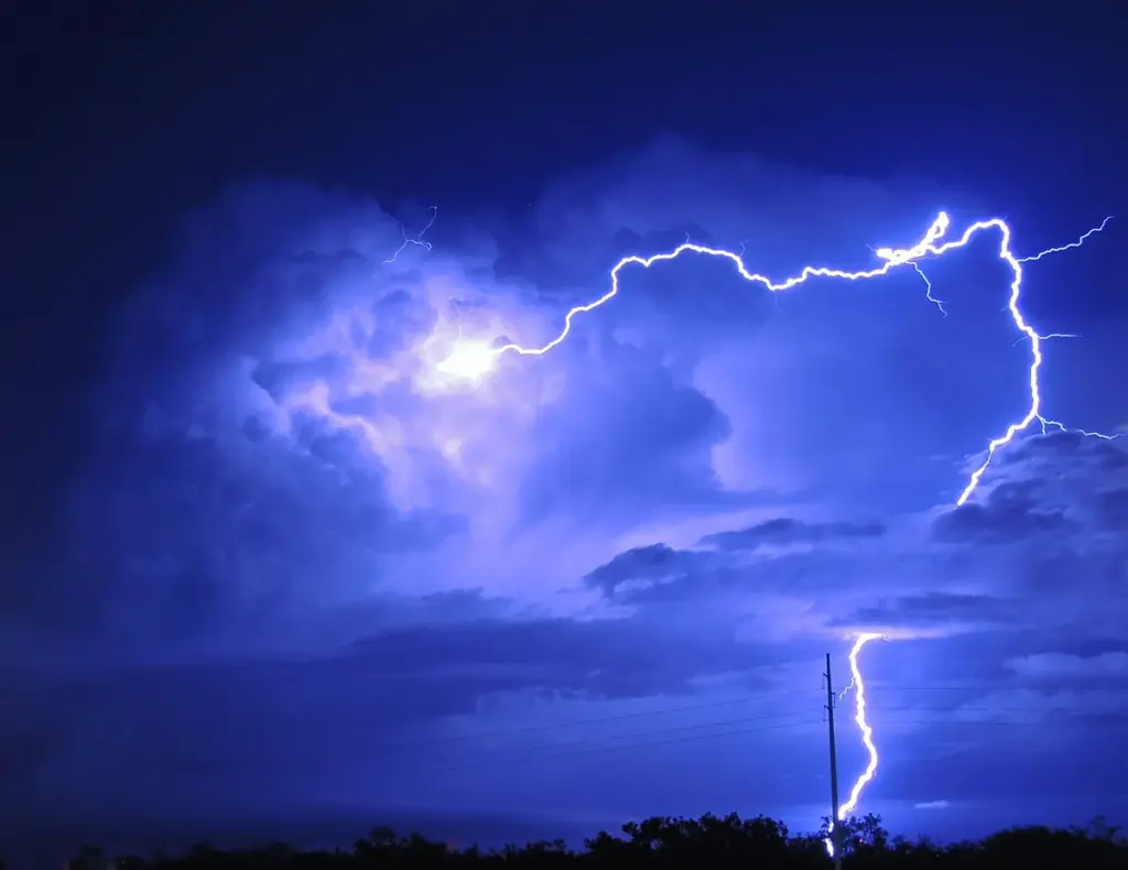 Raios cortam o céu à noite durante uma tempestade