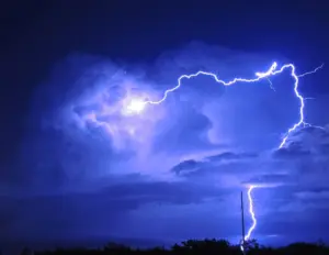 Raios cortam o céu à noite durante uma tempestade