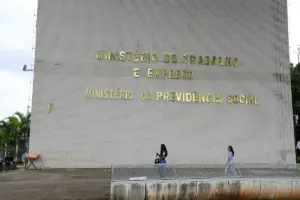Fachada do prédio dos ministérios do Trabalho e da Previdência Social, em Brasília
