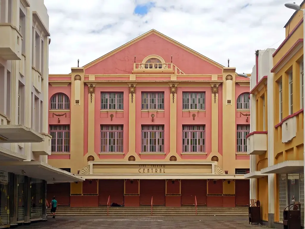 Fachada rosa do Cine-Theatro Central, no centro de Juiz de Fora