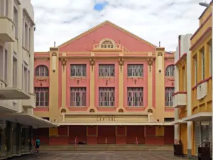 Fachada rosa do Cine-Theatro Central, no centro de Juiz de Fora
