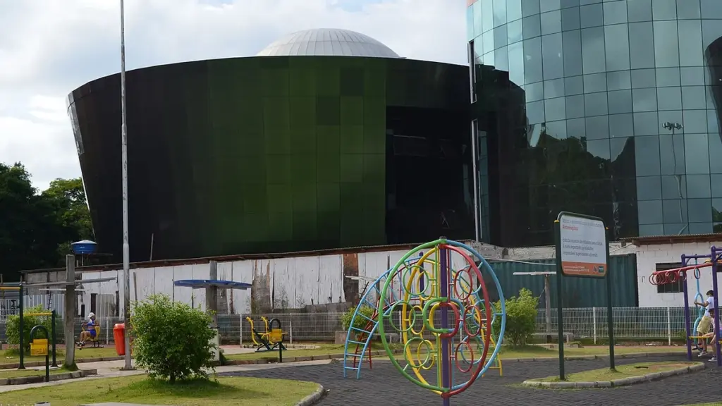 Prédio do Centro de Ciências da UFJF, com cúpula e fachada verde