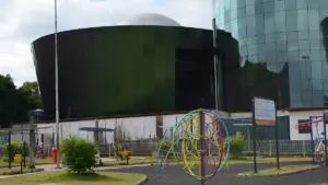 Prédio do Centro de Ciências da UFJF, com cúpula e fachada verde