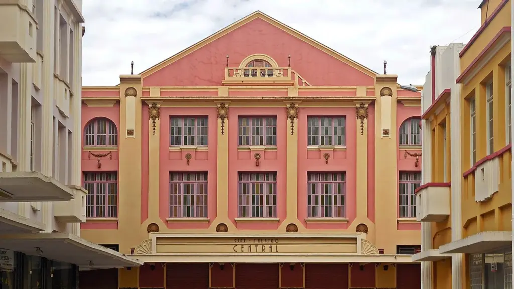 Fachada do Cine-Theatro Central vista da praça em Juiz de Fora