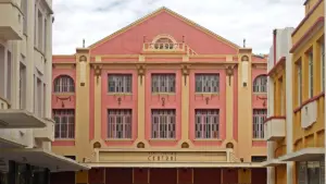 Fachada do Cine-Theatro Central vista da praça em Juiz de Fora