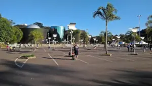 Pessoas na Praça Cívica da UFJF, com os prédios do campus ao fundo
