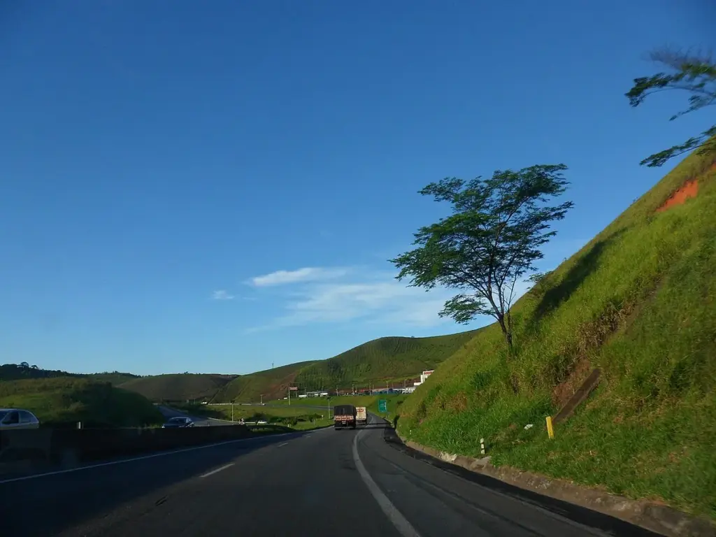 Estrada entre morros verdes nas imediações do Bosque do Imperador, em Juiz de Fora