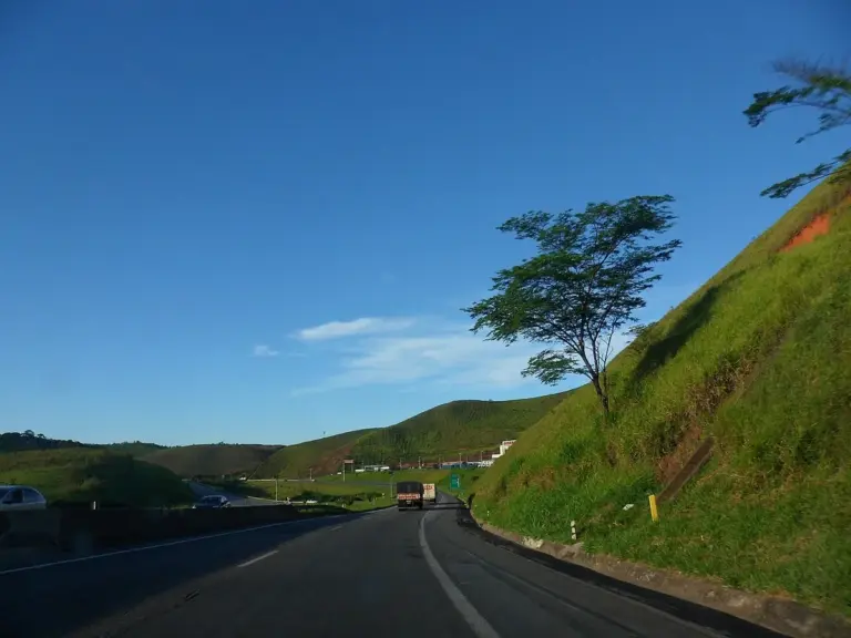Estrada entre morros verdes nas imediações do Bosque do Imperador, em Juiz de Fora