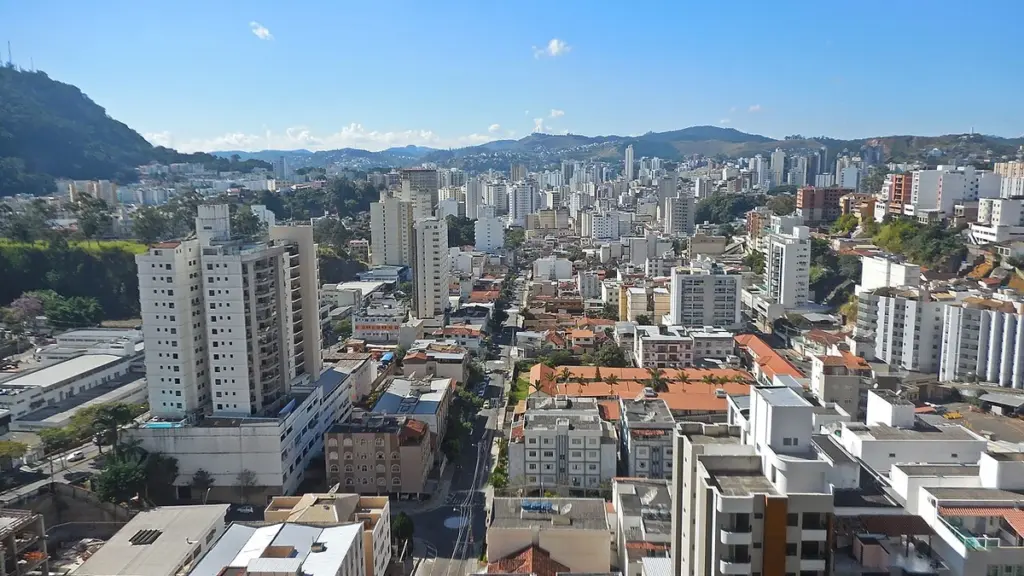 Edifícios e bairros de Juiz de Fora cercados por morros