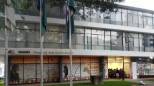 Fachada envidraçada do Museu de Arte Murilo Mendes em Juiz de Fora