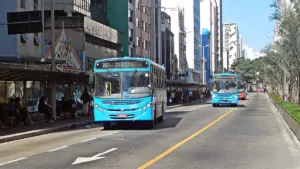Ônibus circulando pela Avenida Barão do Rio Branco em Juiz de Fora