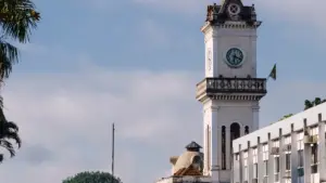 Torre com relógio em edifício da antiga estação ferroviária de Juiz de Fora