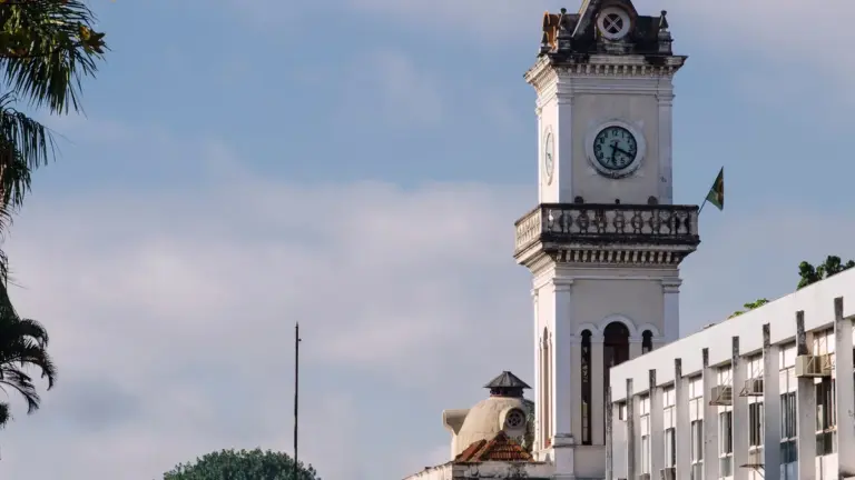 Torre com relógio em edifício da antiga estação ferroviária de Juiz de Fora
