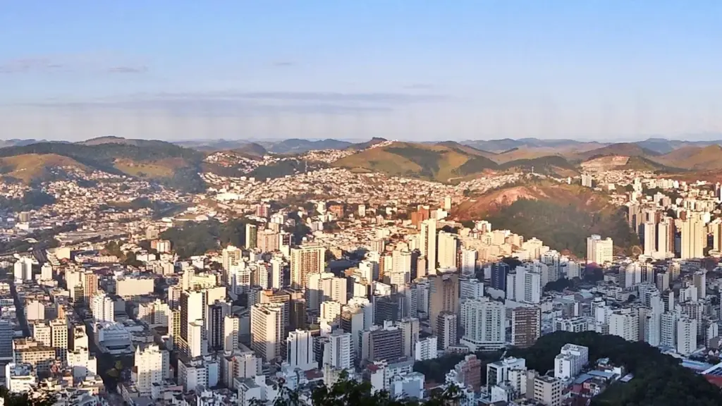 Prédios e bairros de Juiz de Fora cercados por morros, vistos do Morro do Imperador em 2018