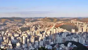 Prédios e bairros de Juiz de Fora cercados por morros, vistos do Morro do Imperador em 2018