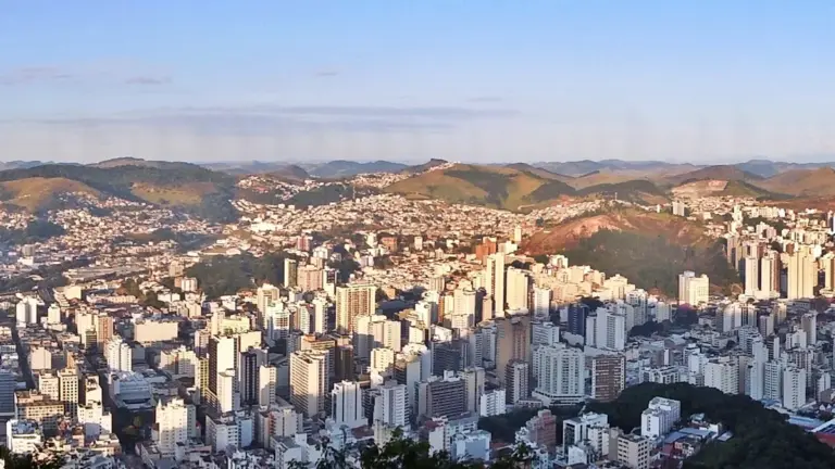 Prédios e bairros de Juiz de Fora cercados por morros, vistos do Morro do Imperador em 2018