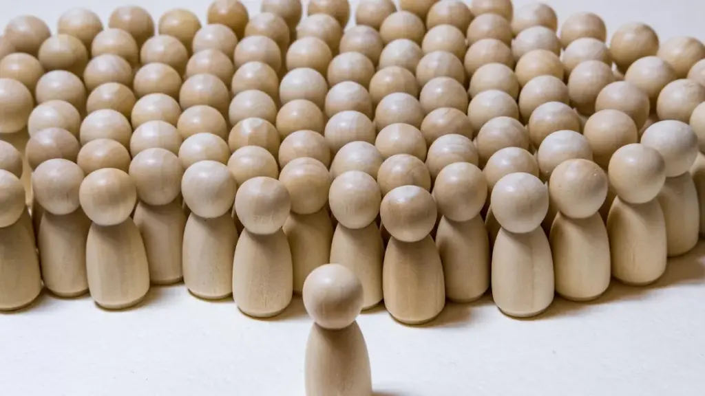 Conjunto de pequenas figuras humanas de madeira, usado para ilustrar o tema população